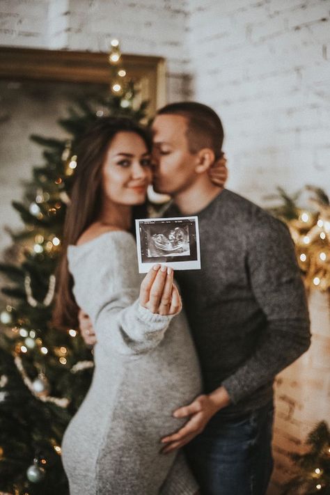 Maternity Christmas Pictures, Winter Pregnancy Photoshoot, Christmas Pregnancy Photos, Vom Avea Un Copil, Pregnancy Announcement Pictures, Photo Bb, Pregnancy Announcement Photoshoot, Baby Announcement Photoshoot, Cute Pregnancy Pictures