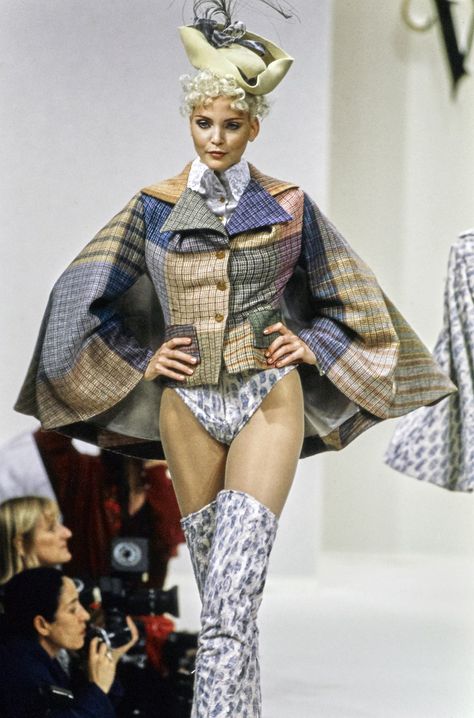 Andreas Kronthaler for Vivienne Westwood Fall 1994 Ready-to-Wear Fashion Show - Nadja Auermann Vivienne Westwood Fashion, Andreas Kronthaler, Vintage Runway, Original Supermodels, Runway Collection, Fashion Show Collection, Vivienne Westwood, Ponchos, 90s Fashion