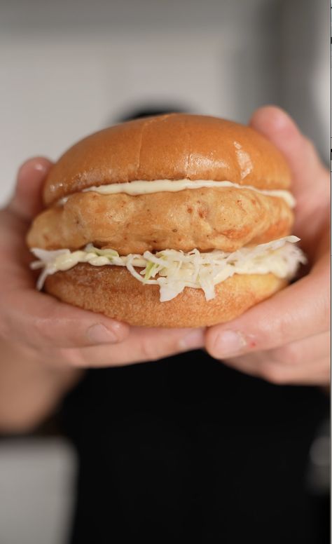 Homemade Mcchicken, Homemade Chicken Burgers, The Golden Balance, Mcdonalds Chicken, Chicken Burgers Recipe, Chicken Gnocchi, Chicken Sandwich Recipes, Food Tech, Chicken Patties