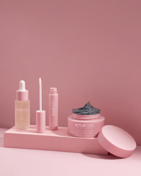 1.1m Likes, 5,318 Comments - Kylie 🤍 (@kyliejenner) on Instagram: “Introducing my new @kylieskin Clarifying Collection! Since I launched Kylie Skin over a year ago,…” Kylie Baby, Makeup Companies, Kylie Skin, Kylie Cosmetic, Cosmetic Packaging, Beauty Skin Care Routine, Kylie Cosmetics, Facial Oil, Makeup Essentials