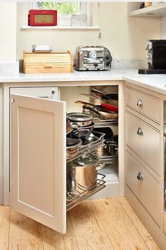 Kitchen Space-Saving Solutions-07-1 Kindesign Corner Kitchen Cabinet Ideas, Smart Kitchen Ideas, Corner Drawers, Functional Kitchen Design, Corner Storage Cabinet, Classy Kitchen, Corner Kitchen Cabinet, Corner Cupboard, Shaker Style Kitchens