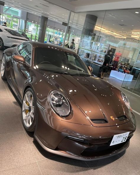 Best Car Colors, Satisfying Scenery, Brown Car Aesthetic, Brown Tesla, Brown Porsche Aesthetic, Brown Porsche, Brown Car Wrap, Brown Car, 992 Gt3 Touring