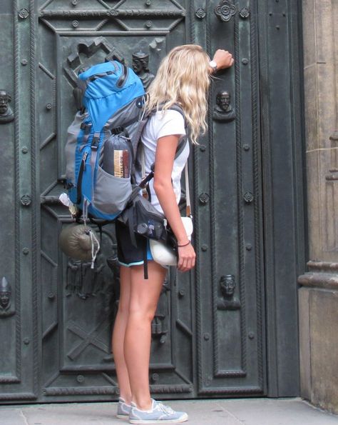 packing checklist, backpacking, travel tips, tips, packing tips, what not to pack Backpacking Checklist, Backpack Through Europe, Stylish Luggage, Backpacking Food, Backpacking Europe, Backpacking Tips, Halong Bay, Backpacking Gear, Destination Voyage