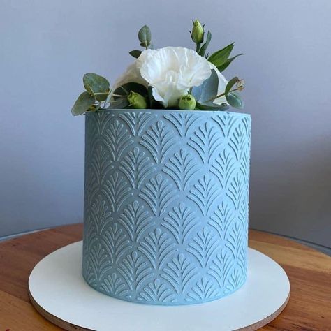 Stenciled Buttercream Cakes, Blue Stencil Cake, Stencil Cake Design Buttercream, Cake Stencils Buttercream, Bolo Buttercream, 50th Birthday Cake For Women, Textured Cake, Stencil Cake, Cake Stencils