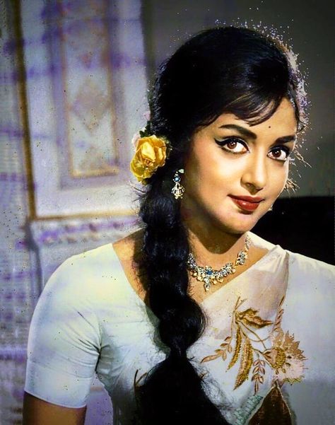 Retro Hairstyles Bollywood, Retro Hairstyles 90s, 60s Bollywood Fashion, Indian Retro, Bollywood Retro, Dramatic Hair, Old Hairstyles, Hema Malini, Actress Hairstyles