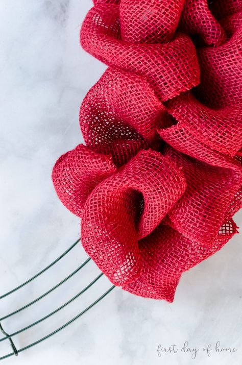 Quilted Wreath, Making Ribbon Wreaths, Diy Burlap Wreath Tutorial, Diy Burlap Wreath, Christmas Diy Projects, Diy Rustic Farmhouse, Burlap Diy, Burlap Ribbon Wreaths, Decorative Mesh Wreaths