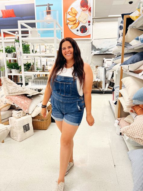 Plus Size Short Overalls Outfit, Overalls Outfit Summer Plus Size, Overall Shorts Outfit Plus Size, Plus Size Crop Top Outfit, Women Streetwear Summer, Overall Shorts Outfit, Plus Size Summer Outfits Big Stomach, Streetwear Summer Outfits, Curvy Summer Outfits