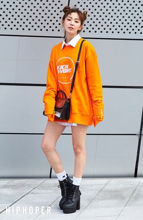 Korean Fashion Blog online style trend Korean Fashion Ideas, Goth Outfit, 일본 패션, Korean Fashion Outfits, Orange Sweater, Style Sweaters, Asian Street Style, Korean Street, Trending Fashion Outfits