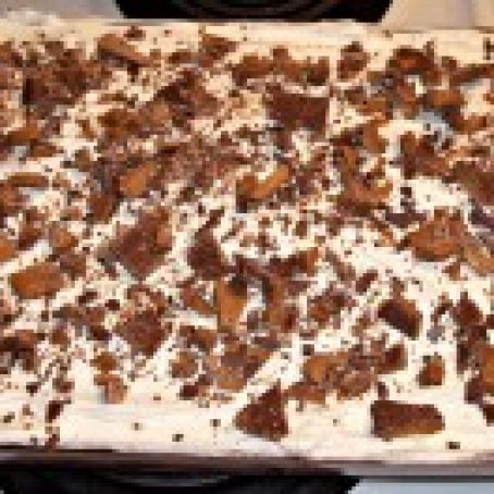 Skor Cake, Candy Bar Cake Recipes, Skor Bars, Candy Bar Cake, Cake Mix Ingredients, Bar Cake, Candy Birthday Cakes, Quick Easy Desserts, Winter Desserts