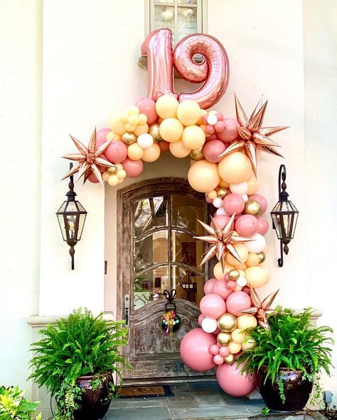 Balloon Garland Front Door, Balloon Entry, Graduation Balloon Garland, Birthday Balloon Decor, Garland Front Door, 82nd Birthday, Entry Decor, Balloon Ideas, Halloween Garland