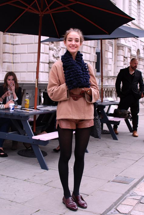 Take #summer #shorts right into #fall by layering tights underneath! Brown Brogues Outfit, Tights Street Style, Brogues Outfit, Shorts And Tights, Brown Brogues, Shorts Tights, Estilo Preppy, London Street Style, Street Style Inspiration