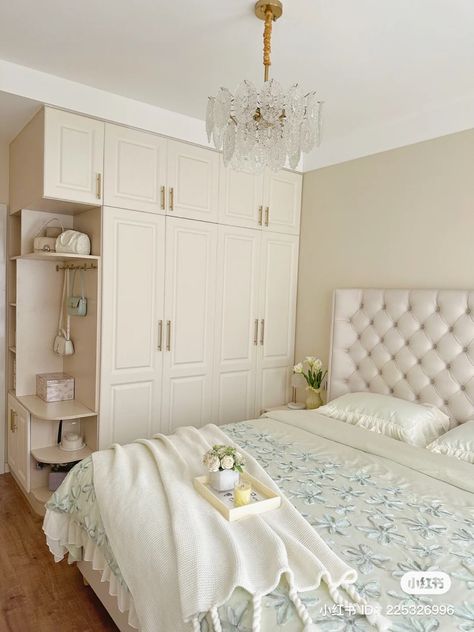 Feminine Bedroom Aesthetic, White Room Decor Bedroom, Aesthetics Room Decor, Lights Room, Room Decoration Bedroom, Room Decoration Aesthetic, Decorations Lights, White Room Decor, Feminine Bedroom