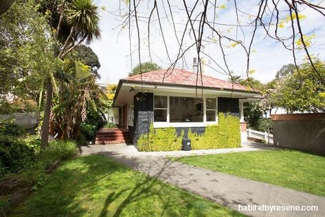 On a surprisingly level section at the top of Bluff Hill in Napier, this 1950s bungalow was repainted in Resene Dark Side and trimmed in Resene Titania as part of his 2014 renovation. 1950s Bungalow Renovation, 1950s Bungalow Exterior, 1950s Bungalow, Brick And Tile, Bungalow Renovation, Natural Wood Flooring, Bungalow Exterior, Paint Inspiration, Picture Windows