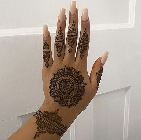 Gol Tikki Mehndi Design, Tikki Mehndi Design, Traditional Henna Designs, Tikki Mehndi, Cute Henna Designs, Henna Style Tattoos, Henna Nails, Henna Inspired Tattoos, Tato Henna