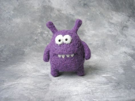 Needle Felt Monster, Needle Felted Monsters, Felt Egg, Tovad Ull, Felt Monster, Needle Felting Tutorial, Teddy Bears For Sale, Mini Monster, Bear Teddy