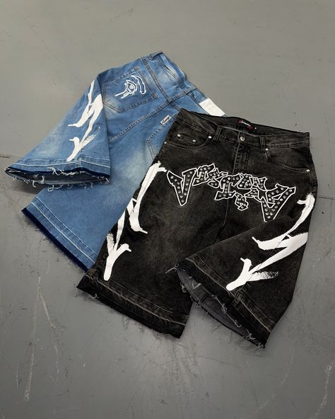 “GRAFFITI BLITZ” LONG STRAIGHT DENIM SHORTS V2💎 CAPSULE 2 - LIFE IS A MARATHON, NOT A RACE. PART 2 JULY 26TH 2024🗓️ 12PM EST ONLY SMS MEMBERS WILL HAVE EXCLUSIVE ACCESS TO THIS ITEM + EXCLUSIVE DISCOUNTS ON DROP DAY Tshirt Printing Business, Pants Ideas, Visionary Fashion, Creative T Shirt Design, Street Fashion Men Streetwear, Diy Sewing Clothes, Fashion 2024, Mens Streetwear, Sewing Clothes