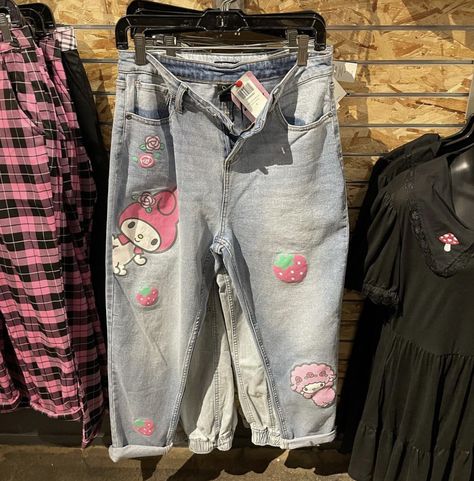 Aesthetic Pintura, Desenho Aesthetic, Kawaii Pants, Kitty Clothes, Hello Kitty Clothes, Upcycle Clothes Diy, Cute Pants, Clothes Diy, Inspo Board