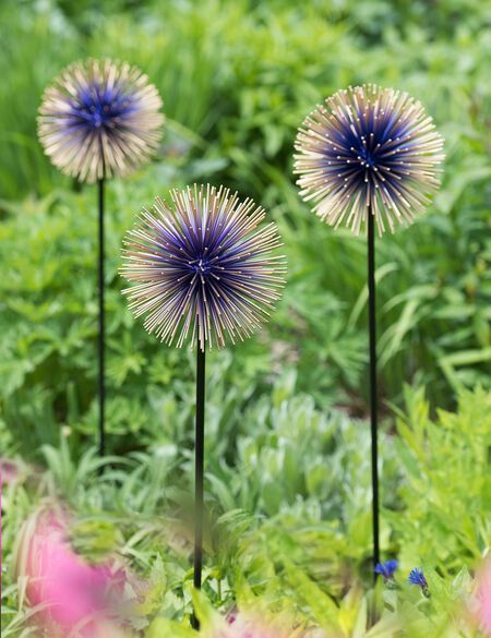 Amazing DIYs for Garden Design | Small Space Gardening Ideas Metal Flowers Garden, Allium Flowers, Unique Garden Art, Hydrangea Care, Decorative Garden Stakes, Garden Bulbs, Metal Garden Art, Unique Gardens, Garden Art Sculptures