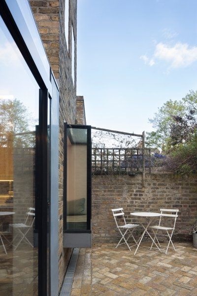 A set of sliding glass doors were used as rear access to garden space with a structural glass roof above supported by a slim steel T section... Dining Sunroom, Modern Window Seat, House Extension Ideas, Cooper Kitchen, Oriel Window, Small House Extensions, Narrow Room, Architecture Development, Window Bay