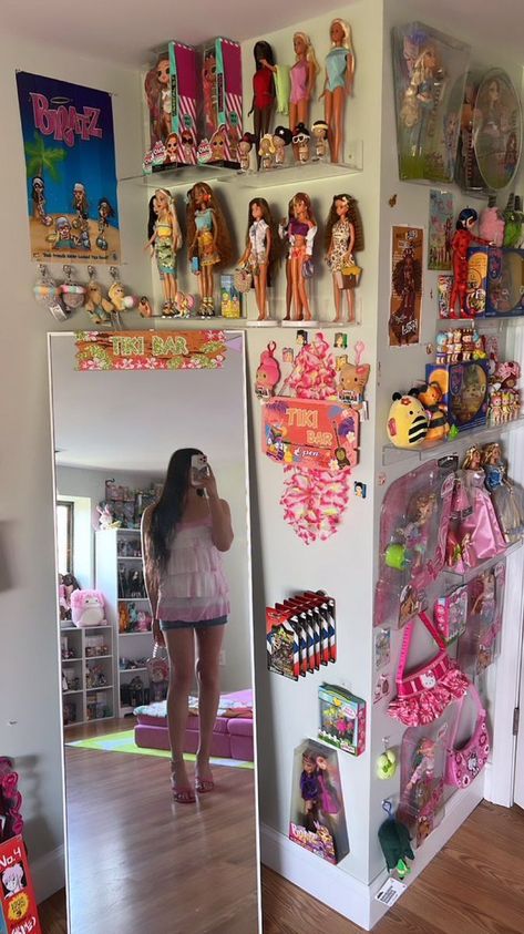 Hawaiian Theme Bathroom, Tropical Room Ideas Bedroom, Hawaiian Room Decor, Hawaiian Theme Bedrooms, Doll Room Ideas, 2010s Room, Doll Display Ideas, Room Decor Ideas Pink, Bratz Room