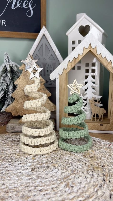 Caroline Fleming | Macrame Christmas Tree 🎄 I used 1.5 aluminium craft wire and 3mm cotton cord to make this very simple macrame Christmas Tree... | Instagram Diy Macrame Christmas Tree, Caroline Fleming, Diy Macrame Christmas, Macrame Christmas Tree, Simple Macrame, Aluminum Crafts, Macrame Christmas, Christmas Craft Projects, Handmade Christmas Crafts