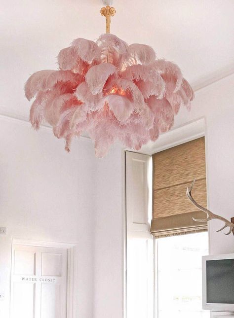 Ostrich Feather Chandelier, Hollywood Glam Decor, Cool Chandeliers, Chandelier Table, Ostrich Feather Centerpieces, Living Room Nordic Style, Feather Chandelier, Table Lamp Modern, Feather Lamp