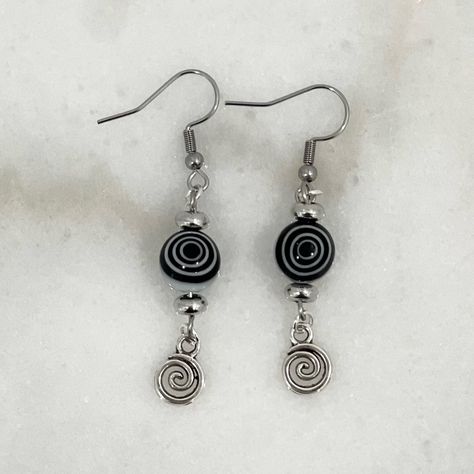 Y2k Cyber Alt Swirl Earrings Swirl Bead 4 Cm Drop Length 100% Handmade Y2k / Y2k Grunge / Fairy / Fairycore / Fairy Grunge / Angelcore / Extravagent / Angel / Angelic / Cyber / Cyber Y2k / Alt / Alternative / Ships In 1-3 Days No Offers On Handmade Items Comes With Stickers ` If You Want Purchase On Etsy ^^ Https://Muiqio.Etsy.Com International Shipping Supported Grunge Handmade Jewelry, Grunge Fairycore Accessories, Grunge Jewellery Earrings, Fairy Grunge Earrings, Silver Y2k Jewelry, Acubi Earrings, Y2k Grunge Jewelry, Grunge Jewelry Diy, Aesthetic Earrings Grunge