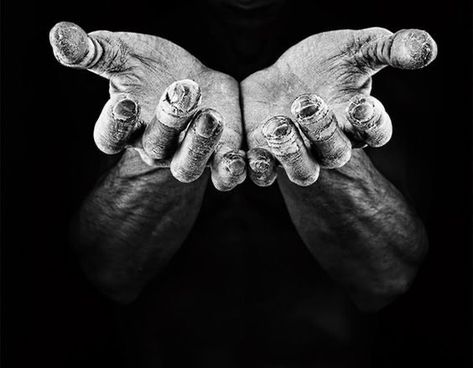 Bild Gold, Holding Something, African Tattoo, Digital Advertising Design, Hand Photography, Vine Tattoos, Abstract Wallpaper Backgrounds, Popular Photography, Hand Reference