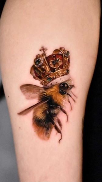 Bee Tattoo Meaning, Bee Tattoo Ideas, Queen Bee Tattoo, Honey Bee Tattoo, Bee Tattoos, Bumble Bee Tattoo, Awareness Tattoo, Tattoos Geometric, Geniale Tattoos