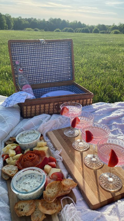 Garden Picnic Aesthetic Birthday, Dessert Picnic Aesthetic, Birthday Cake Picnic Aesthetic, Picnic Aesthetic Playa, Picnic Birthday Party Aesthetic Beach, Dream Date, Picnic Inspiration, 19th Birthday, Best Friends Whenever