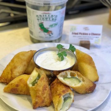 Fried Pickle Egg Rolls, Pickle Egg Rolls Air Fryer, Dill Pickle Egg Rolls, Pickle Egg Rolls, Eggroll Recipes, Bypass Meals, Easy Fried Pickles, Fun Appetizers, Pickle Spears