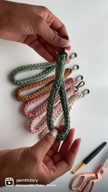 This project is beginner friendly and perfect to make for markets or quick gifts. The full tutorial is available on youtube 🧶 Crochet Wristlet Keychain, Crochet Wristlet, Simpul Makrame, Pola Macrame, Hantverk Diy, Keychain Crochet, Crochet Keychain Pattern, Crochet Stitches For Beginners, Tutorial Crochet