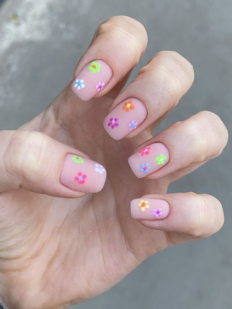 Dot Flower Nails, Short Summer Nails, Nails With Flowers, Dot Flowers, Russian Manicure, Dots Nails, Get Ready For Summer, Moscow Russia, Matte Nails