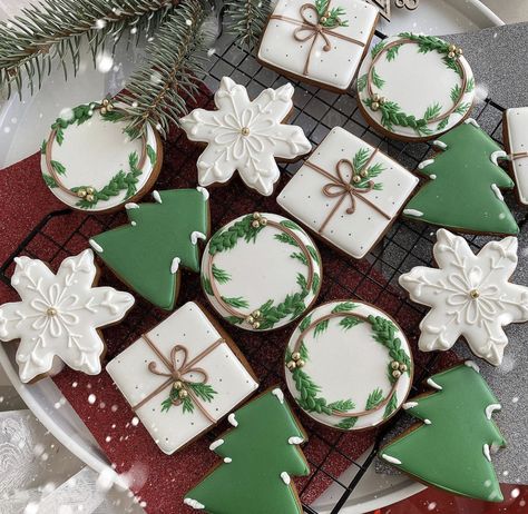 Christmas Party Treats, Christmas Cookie Cake, Christmas Sugar Cookies Decorated, Cookie Recipes Decorating, Wreath Cookies, Cute Christmas Cookies, Crazy Cookies, Winter Cookies, Winter Cookie