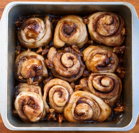 Easy Sticky Bun Recipe, Caramel Cinnamon Rolls, Banana Bread Healthy Easy, Homemade Sticky Buns, Banana Bread With Oil, Pecan Glaze, Sticky Buns Recipe, Buns Recipe Easy, Easy Sticky Buns