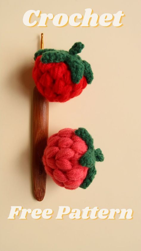 Crochet strawberry free pattern Tiny Strawberry Crochet, Crochet Strawberry Leaves, Crochet Strawberry Pattern Free, Crochet Minis, Crochet Charms, Crochet Cake, Strawberry Leaves, Crochet Strawberry, Crochet Fruit