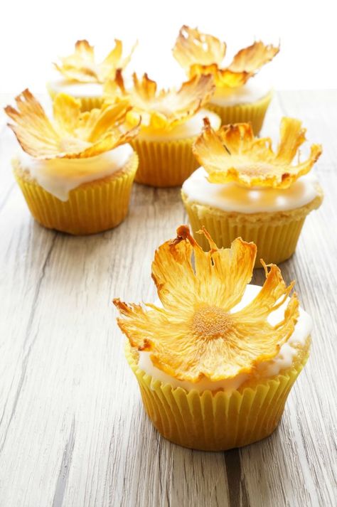 Dried Pineapple Flowers, Birthday Cake Simple, Dried Fruit Recipe, Fruit Ideas, Pineapple Flowers, Cake Fruit, Dried Pineapple, Fruit Birthday, Cake Simple