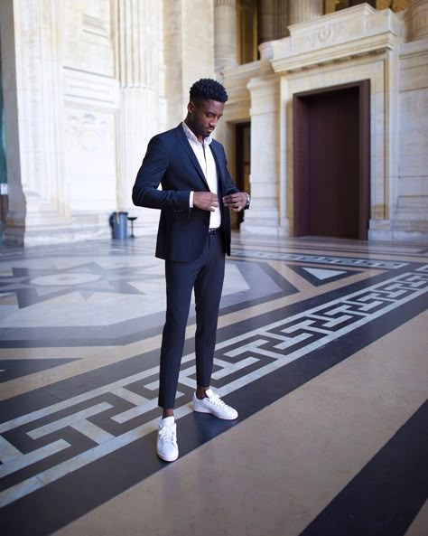 Black suit white shirt with white sneakers combination Suit And White Sneakers, Black Suit White Shirt, Mens Suit Colors, Suits And Sneakers, Terno Slim, Sneakers Outfit Men, Black And White Suit, Blazer Outfits Men, Smart Casual Menswear