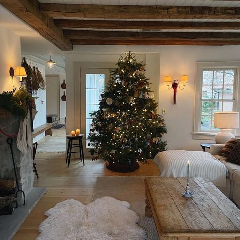 Amanda Watters (@mamawatters) • Instagram photos and videos Winter Room Aesthetic, Amanda Watters, Winter Room, Interior Simple, Christmas Time Is Here, Christmas Feeling, Merry Little Christmas, Christmas Mood, Christmas Aesthetic