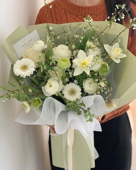 White Green Flower Bouquet, Green Flowers Arrangements, Birthday Bouquet Ideas, Bouquet Of Flowers Green, Green Birthday Gifts, Green Bouquet Flowers, Overgrown Wedding, Green Flowers Bouquet, Green Flowers Aesthetic