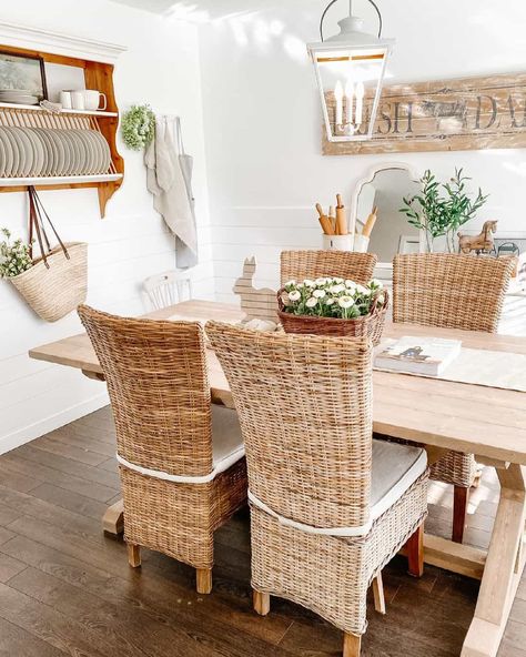 30 Lovely Farmhouse Dining Rooms for Family Gatherings Traditional China Cabinet, Farmhouse Dining Rooms, Beadboard Paneling, Windsor Dining Chairs, Classic Dining Room, White Shiplap Wall, Wicker Dining Set, Dinning Set, Plate Rack