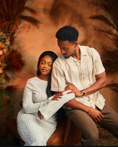 Nigerian Pre Wedding Shoot Ideas, Nigerian Pre Wedding Photoshoot, Wedding Accessories Photography, Pre Wedding Pictures, Engagement Photo Shoot Poses, Job Photo, Photoshoot Indoor, Colour Blending, Shooting Couple