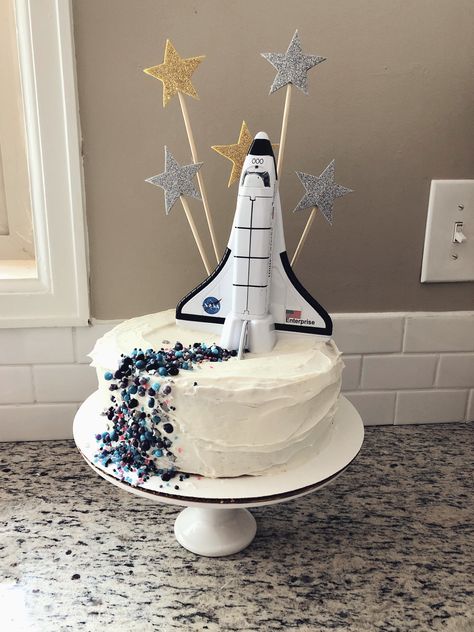 Easy rocket ship cake / space ship / space shuttle. 🚀 toddler boy cake Space Party Cake Ideas, Rocket Ship Themed Birthday Party, Space Birthday Diy Decor, Easy Rocket Cake, Space Birthday Cake Diy, Easy Space Birthday Cake, Simple Space Birthday Cake, Space Party Dessert, Rocket Ship 3rd Birthday Party