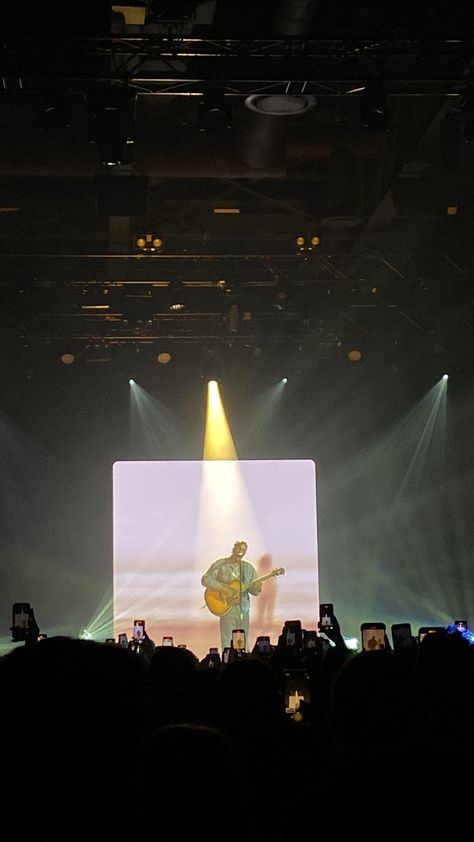 Daniel Caesar Concert Aesthetic, Live Shows Aesthetic, Daniel Caesar Concert Outfit Ideas, Daniel Caesar Aesthetic Outfit, Daniel Caesar Wallpaper Iphone, Show Aesthetic Music, Daniel Caesar Concert Outfit, Daniel Caesar Wallpaper, Daniel Caesar Concert