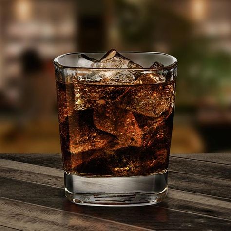 Jack And Coke Recipe, Whiskey And Coke, Cassie Wedding, Coke Recipes, Coke Drink, Jackson Aesthetic, Glass Whiskey Decanter, Cocktail Recipes Whiskey, Jack And Coke