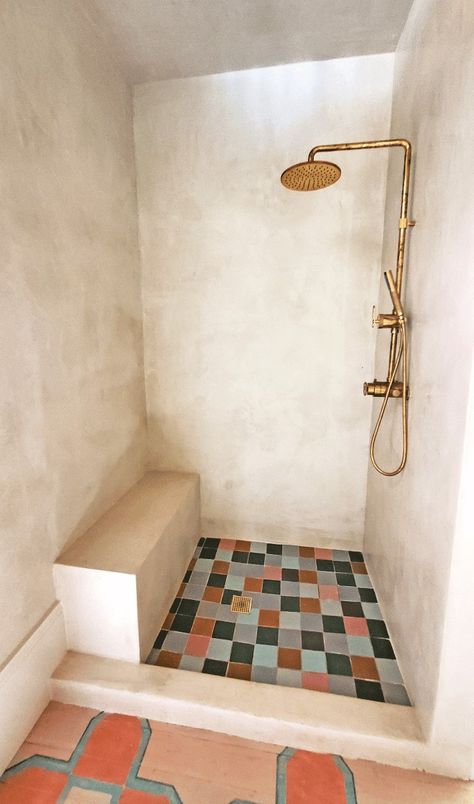 Small Italian Bathroom, Meditteranean Bathroom Ideas, Italian Shower Bathroom, Concrete Wall Bathroom, Stucco Bathroom, Concrete Bathroom Ideas, Moroccan Bathroom Ideas, Plaster Bathroom, Italian Bathroom