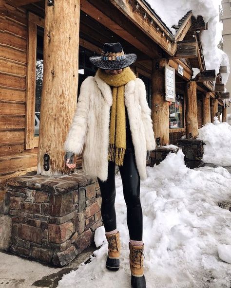 Boat Winter Outfit, Lake Arrowhead Winter Outfit, Ski Town Dinner Outfit, Tahoe Winter Outfit, Outfits For Aspen Colorado, Sun Valley Idaho Winter Outfits, Aspen Street Style, Steamboat Springs Colorado Outfits, Mountain Bachelorette Outfits