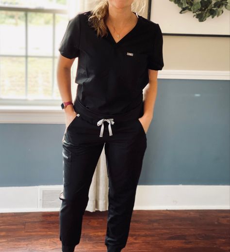 Figs Scrubs Outfit Joggers, Vet Scrubs Uniform, Figs Black Scrubs, Chiropractor Outfit Women, Womens Scrubs Fashion, Massage Therapist Outfits For Women, Figs Scrubs Outfit Women, Scrubs Uniform Black, Figs Outfit Scrubs