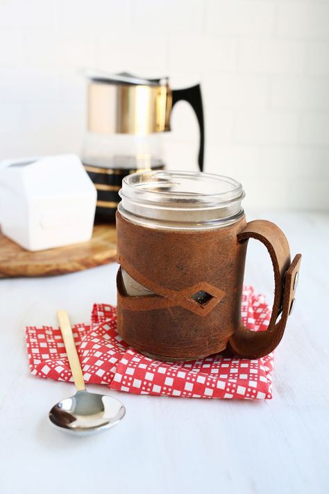 ขวดโหล Mason Jar, Leather Mason Jar, Diy Gifts For Christmas, Inexpensive Diy Gifts, Quick Diy Gifts, Easy Mason Jar Crafts, Diy Gifts Cheap, Diy En Cuir, Diy Gifts To Make