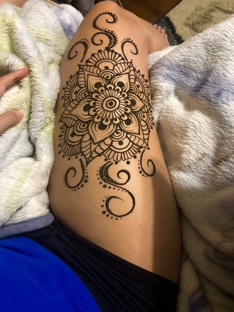 Henna on leg Henna Motive, Henna Leg Tattoo, Thigh Henna, Leg Henna Designs, Small Henna Tattoos, Ramadan Henna, Cute Henna Designs, Cute Henna Tattoos, Henna Style Tattoos